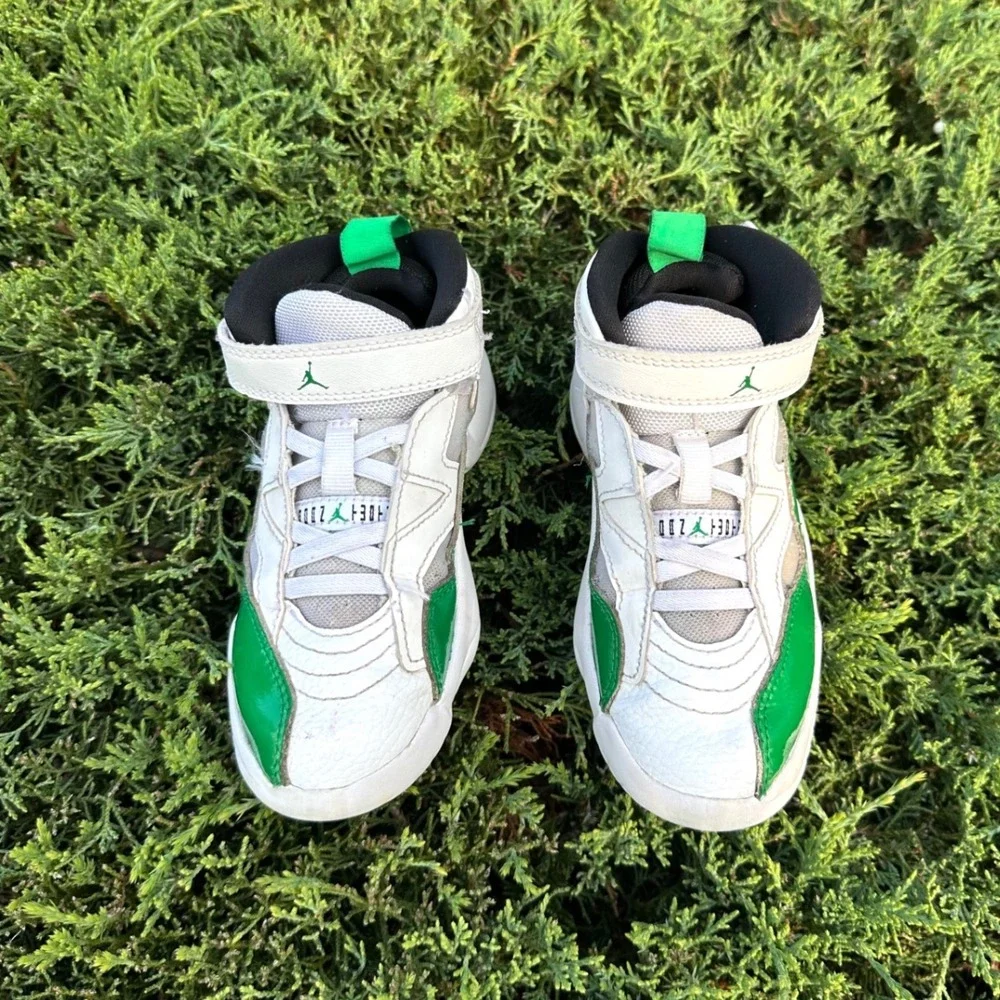 Nike Kids Jumpman Trey Two Athletic Shoes Size 11 White‎ Lucky Green Sneakers